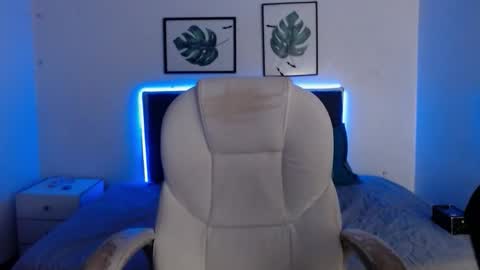 Snapshot of mia_collens_ chatting on November 22, 2:32 am MIA online show from November 22, 2:32 am