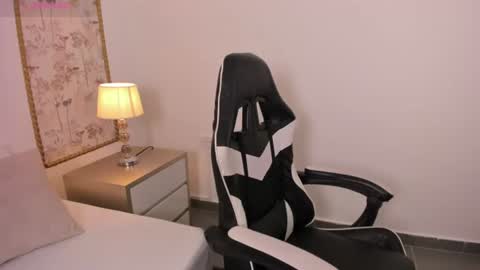 M I A  online show from June 11, 2:53 am