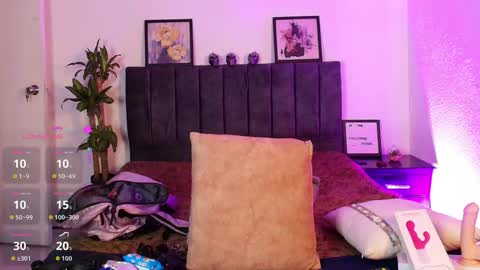 Snapshot of mia_collins_21 chatting on June 3, 8:47 pm Mia online show from June 3, 8:47 pm