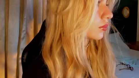 Snapshot of mia_curry chatting on June 24, 7:13 pm M I A online show from June 24, 7:13 pm