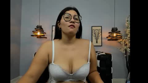 Snapshot of mia_curvyy chatting on March 25, 7:31 pm Mia Curvyy online show from March 25, 7:31 pm