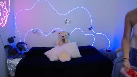 mia_cute_girl online show from July 30, 12:15 pm