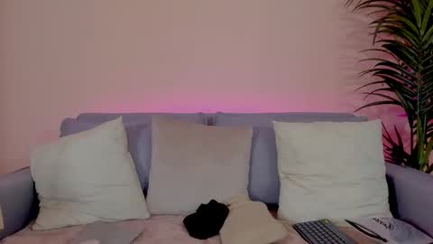 Sarah Luna online show from May 13, 1:30 pm