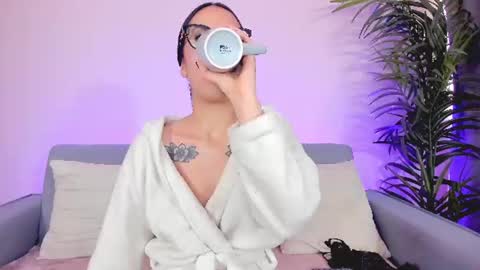 Sarah Luna online show from July 17, 1:40 pm