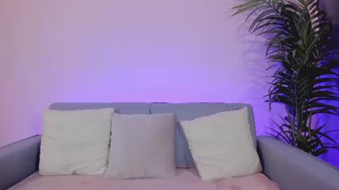 Sarah Luna online show from July 23, 5:00 pm