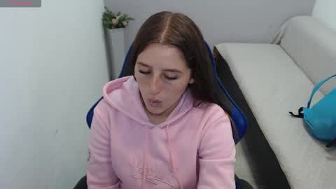 Mia online show from November 4, 1:21 pm