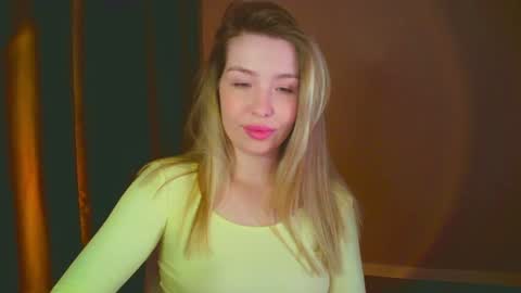 Snapshot of mia_fleur_ chatting on December 13, 10:45 pm Mia online show from December 13, 10:45 pm