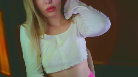 Snapshot of mia_fleur_ chatting on December 14, 8:51 pm Mia online show from December 14, 8:51 pm