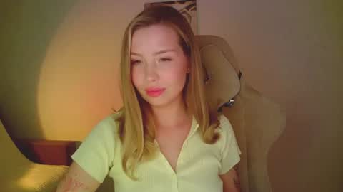 Snapshot of mia_fleur_ chatting on June 14, 8:44 pm Mia online show from June 14, 8:44 pm