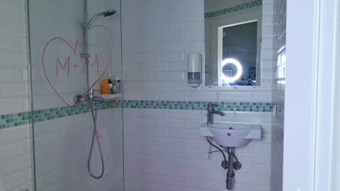 Mia online show from December 7, 10:34 am