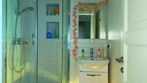 Mia online show from February 28, 8:42 am