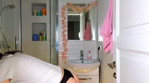 Mia online show from March 4, 5:32 am