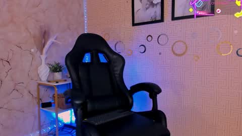 Snapshot of mia_gothzx chatting on February 26, 12:20 am Mia online show from February 26, 12:20 am