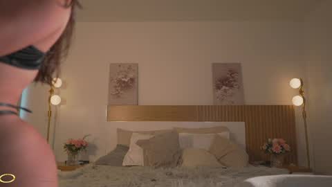 Snapshot of mia_greyy chatting on May 2, 10:37 pm online show from May 2, 10:37 pm