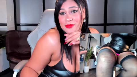 Snapshot of mia_hotwife chatting on January 4, 12:38 pm Mia.... Nice to meet you  thumb up me please its important online show from January 4, 12:38 pm