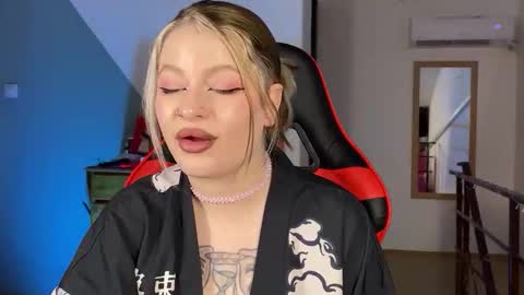 Mia online show from September 20, 3:57 pm