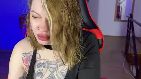 Mia online show from October 4, 11:41 am