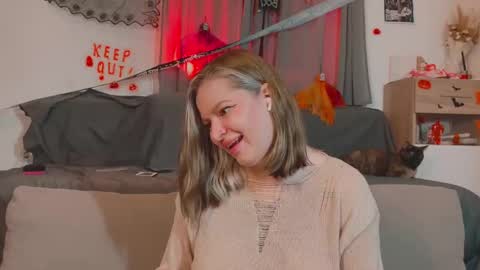 Mia online show from October 28, 6:32 pm