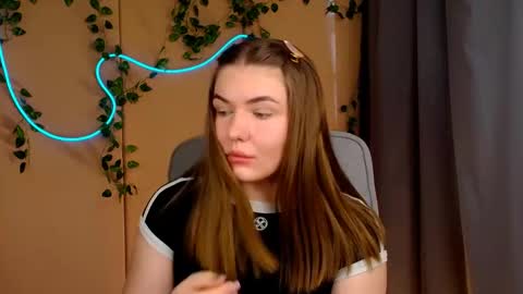 mia_lemm online show from May 6, 6:30 am