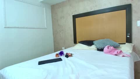 Snapshot of mia_lopez52 chatting on December 31, 10:26 am MIALOPEZ      .     Y      .      online show from December 31, 10:26 am