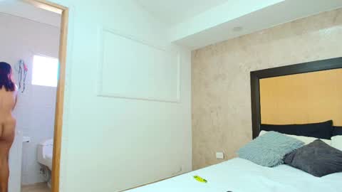 Snapshot of mia_lopez52 chatting on February 20, 8:47 pm MIALOPEZ      .     Y      .      online show from February 20, 8:47 pm