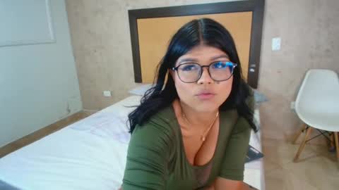 Snapshot of mia_lopez52 chatting on October 2, 6:15 pm MIALOPEZ      .     Y      .      online show from October 2, 6:15 pm