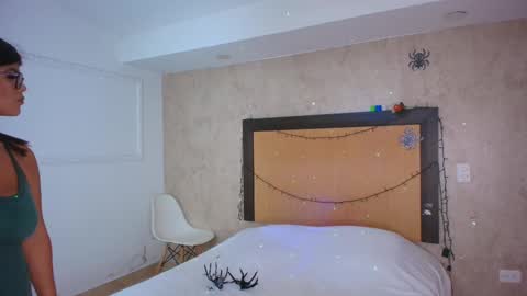 Snapshot of mia_lopez52 chatting on November 1, 10:45 pm MIALOPEZ      .     Y      .      online show from November 1, 10:45 pm