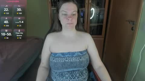 Snapshot of mia_lores chatting on May 6, 9:36 am mia_lores online show from May 6, 9:36 am