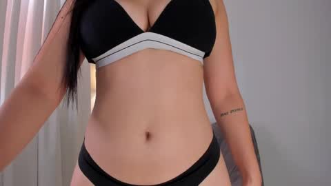 Snapshot of mia_love__ chatting on April 16, 9:26 pm MIA LOVE online show from April 16, 9:26 pm