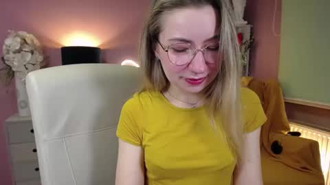 Snapshot of mia_luxx92 chatting on December 4, 7:50 am Mia online show from December 4, 7:50 am