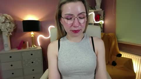 Snapshot of mia_luxx92 chatting on December 5, 11:05 am Mia online show from December 5, 11:05 am