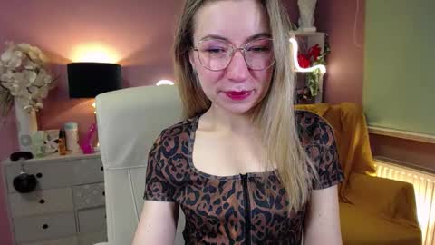 Snapshot of mia_luxx92 chatting on December 12, 7:52 am Mia online show from December 12, 7:52 am
