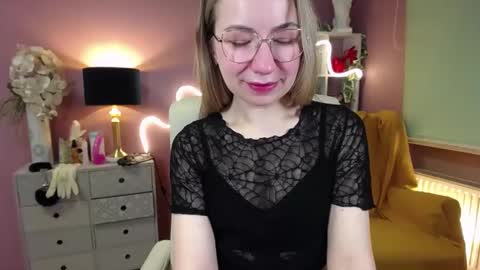 Snapshot of mia_luxx92 chatting on December 13, 8:09 am Mia online show from December 13, 8:09 am