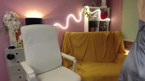 Snapshot of mia_luxx92 chatting on December 14, 8:02 am Mia online show from December 14, 8:02 am