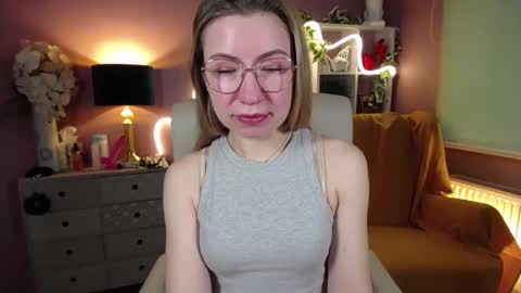 Snapshot of mia_luxx92 chatting on December 15, 8:08 am Mia online show from December 15, 8:08 am