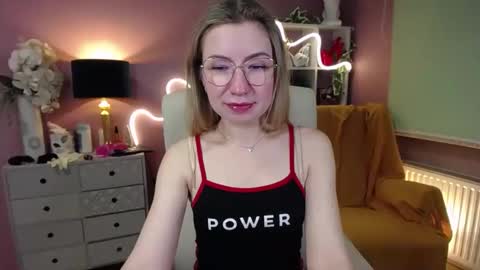 Snapshot of mia_luxx92 chatting on December 17, 10:55 am Mia online show from December 17, 10:55 am