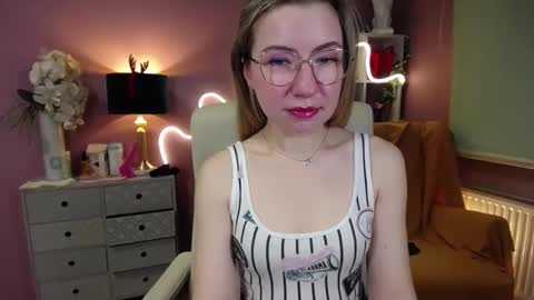 Snapshot of mia_luxx92 chatting on December 23, 7:38 am Mia online show from December 23, 7:38 am