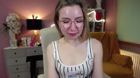 Snapshot of mia_luxx92 chatting on December 23, 12:19 pm Mia online show from December 23, 12:19 pm