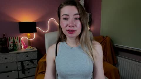 Snapshot of mia_luxx92 chatting on December 17, 7:36 am Mia online show from December 17, 7:36 am