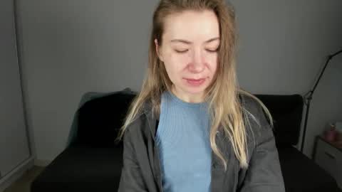 Mia online show from December 23, 7:28 am