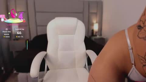 Snapshot of mia_medina chatting on October 24, 7:54 pm    online show from October 24, 7:54 pm