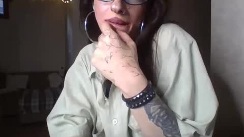 Mia online show from June 8, 11:43 am
