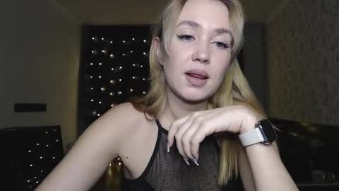 Snapshot of mia_meww chatting on February 15, 12:43 pm Mia online show from February 15, 12:43 pm