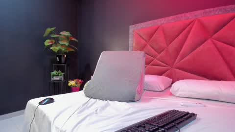 Snapshot of mia_milff chatting on January 3, 1:05 am MIA online show from January 3, 1:05 am