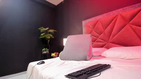 Snapshot of mia_milff chatting on January 5, 10:19 pm MIA online show from January 5, 10:19 pm