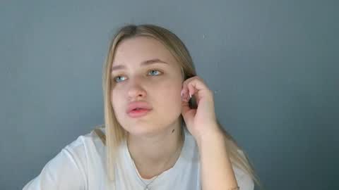 Mia online show from September 9, 6:13 am