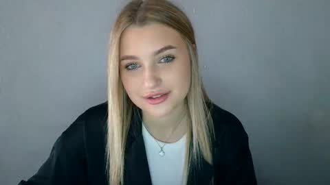 Mia online show from September 10, 12:05 pm