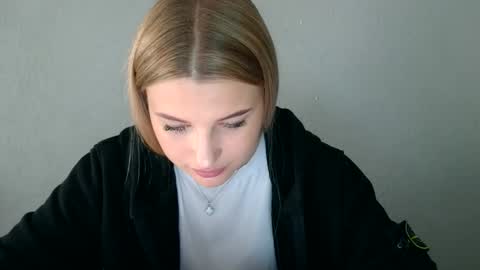 Mia online show from September 11, 10:48 am