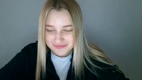 Mia online show from September 12, 10:48 am