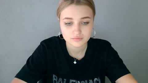 Mia online show from September 14, 10:03 am